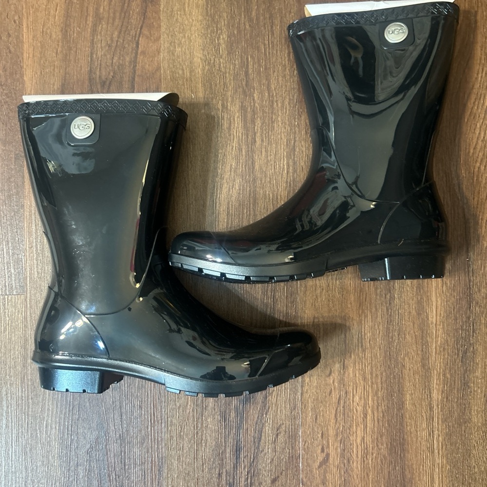 UGG Black glossy 8.5 rain boot waterproof